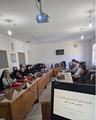 برگزاری کارگاه آموزشی توانمند سازی کارکنان در خصوص تغذیه سالم با حضور داوطلبان سلامت ادارات شهرستان اقلیدکارگاه آموزشی تغذیه سالم با حضور داوطلبان سلامت ادارات در مرکز بهداشت شهرستان اقلید برگزار شد.  به گزارش روابط عمومی شبکه بهداشت و درمان شهرستان اقلید، سرپرست مرکز بهداشت این شهرستان گفت: به منظور ارتقاء سلامت کارکنان ادارات شهرستان، کارگاه آموزشی تغذیه و اصلاح سبک غذایی با حضور کارشناس تغذیه مرکز بهداشت برگزار شد.  دکتر« عاطفه یوسفی » افزود: عادات غذایی بیشتر مردم بویژه کارمندان ناسالم است که این مسئله 